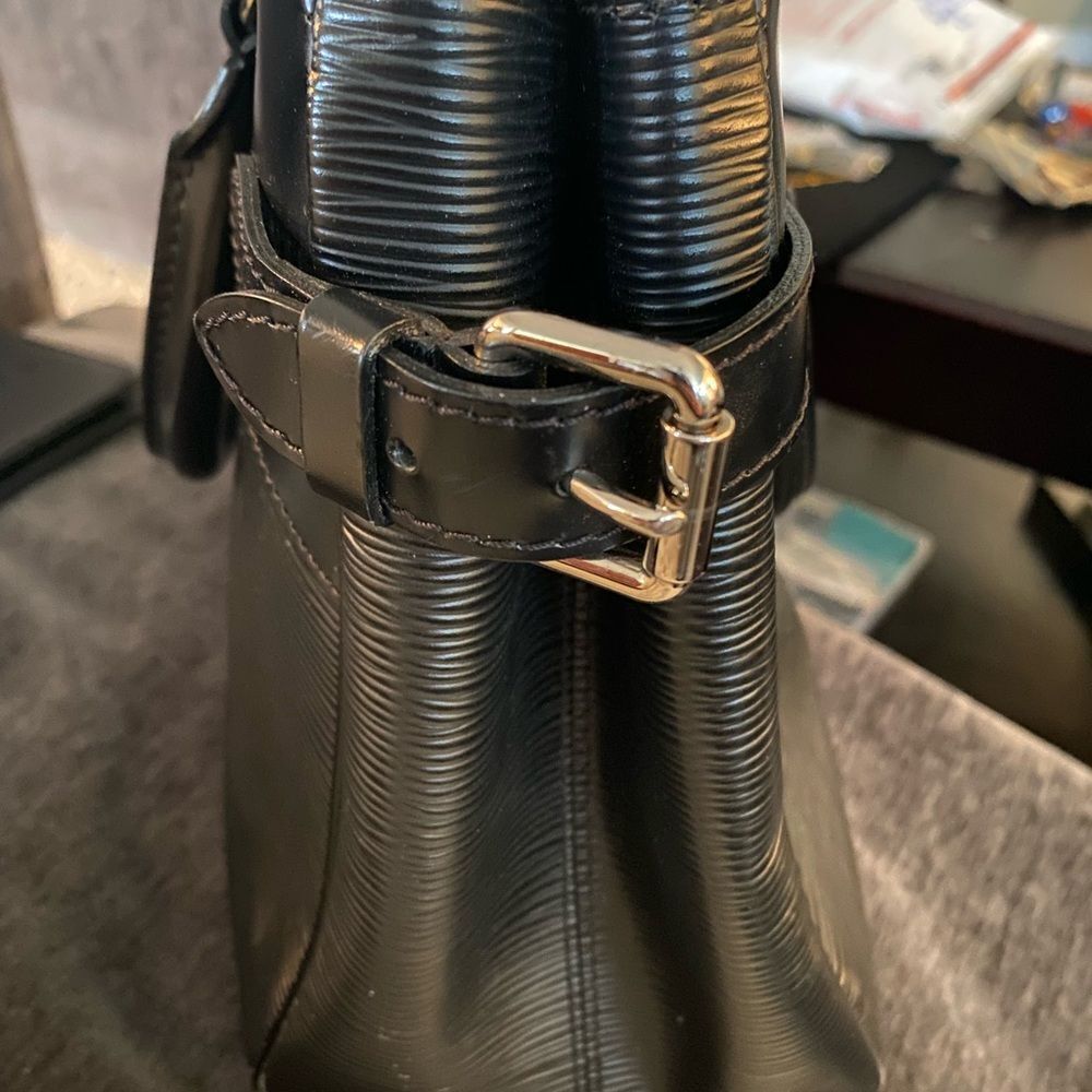 Auth Louis Vuitton blk epi‎ passy GM w/ silver hardware wallet keycase available - Picture 10 of 16